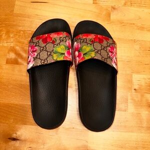 Gucci BLOOMS SUPREME FLORAL SLIDE SANDAL